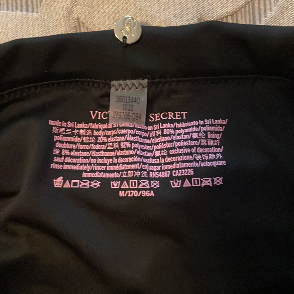 Never warn one piece swim suit - Picture 2 of 3